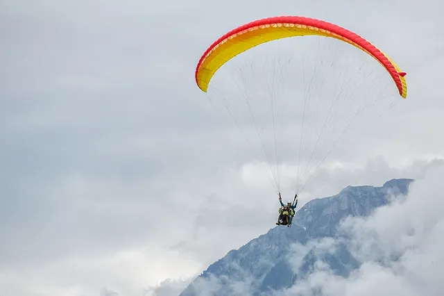 В Индии при полете на параплане насмерть разбился житель Екатеринбурга