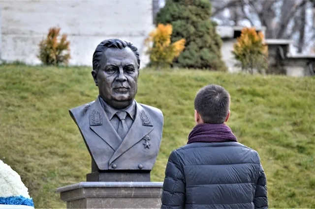 Вдова убитого посла вступилась за детей брянских чиновников