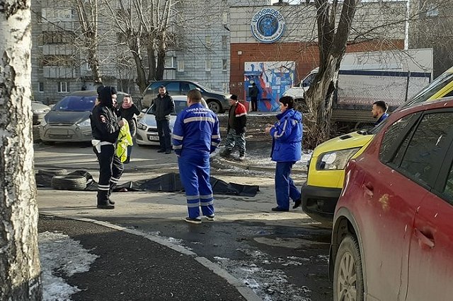 Во дворах на ВИЗе у мусорных контейнеров насмерть задавили пешехода