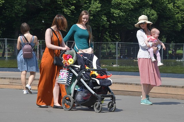 Свердловские власти начнут смягчать режим самоизоляции — людям разрешат гулять