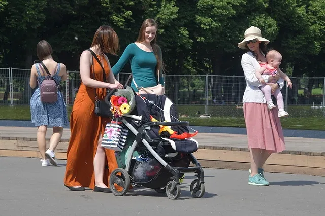 Свердловские власти начнут смягчать режим самоизоляции — людям разрешат гулять