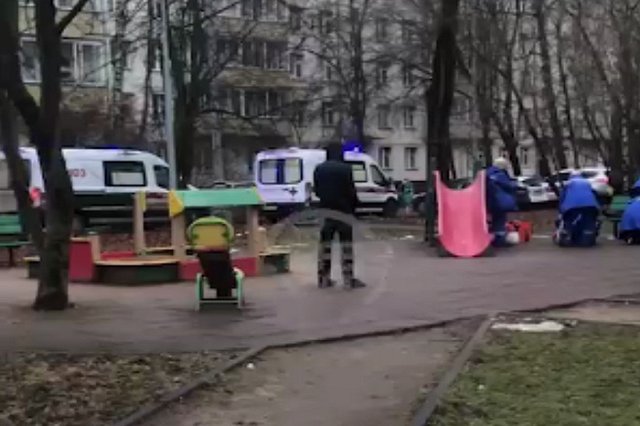 Играли с братом в догонялки: в Москве ребёнок умер на детской площадке от удара палкой по голове