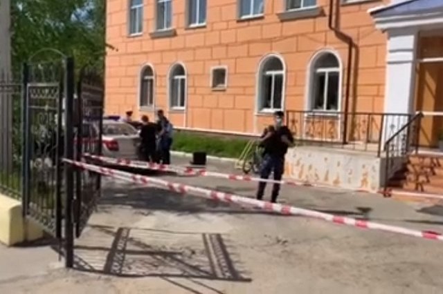 Напавший на учителя десятиклассник заранее готовился к преступлению