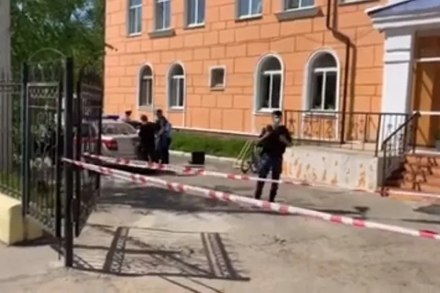 Напавший на учителя десятиклассник заранее готовился к преступлению