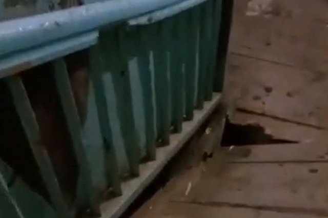 На Урале в жилом доме провалилась лестница