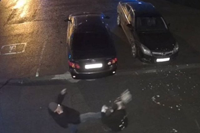 В Свердловской области пьяный хулиган решил устроить драку и разбил чужую машину