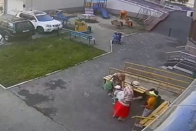 Екатеринбурженка устроила драку с детьми, которые отказались играть с её ребёнком