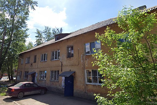 На Шинном из окна второго этажа выпала двухлетняя девочка