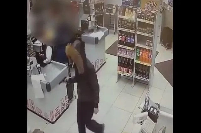 Украл водку: в Екатеринбурге вооруженный игрушечным пистолетом мужчина совершил дерзкое ограбление