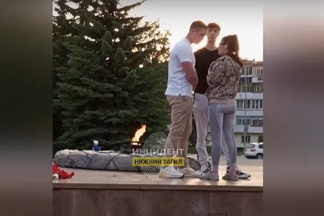 Пьяная свердловчанка пыталась прикурить от Вечного огня в День памяти и скорби