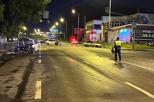 Мы чуть не погибли: пьяный пермяк на грузовике снес семь машин в Екатеринбурге (ВИДЕО)