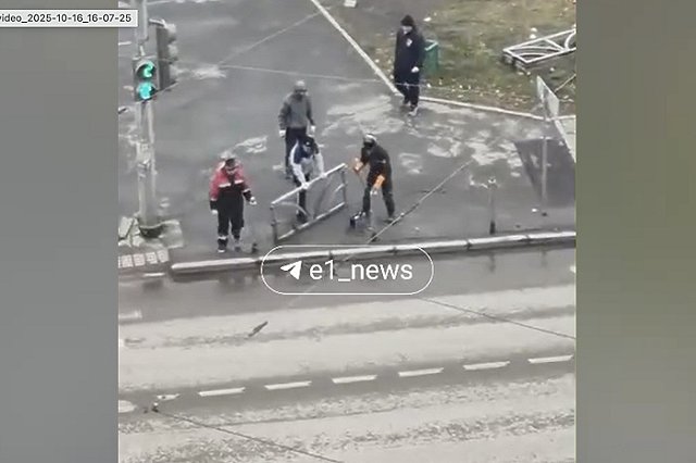 В Екатеринбурге рабочие случайно срезали нужный забор