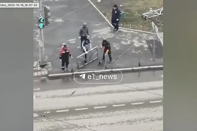 В Екатеринбурге рабочие случайно срезали нужный забор