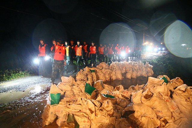 В Китае из-за прорыва дамбы эвакуированы десятки тысяч человек