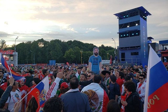 Картонный мексиканский «болельщик» все же добрался до России