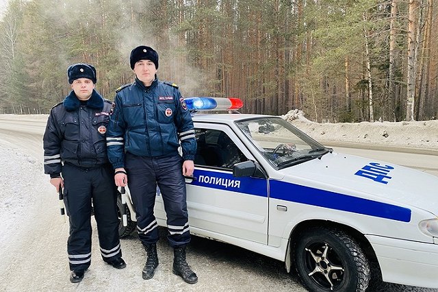 Сотрудники ГИБДД спасли семью с двухлетним ребенком на заснеженной трассе