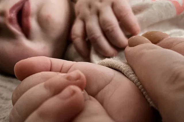 Свердловского блогера затравили за видео, в котором её 11-месячной дочери прокалывают уши