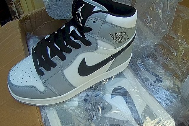 В екатеринбургском ТЦ «Ханой» изъяли 155 тыс. пар обуви под марками Nike, Adidas и Reebok