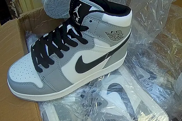 В екатеринбургском ТЦ «Ханой» изъяли 155 тыс. пар обуви под марками Nike, Adidas и Reebok