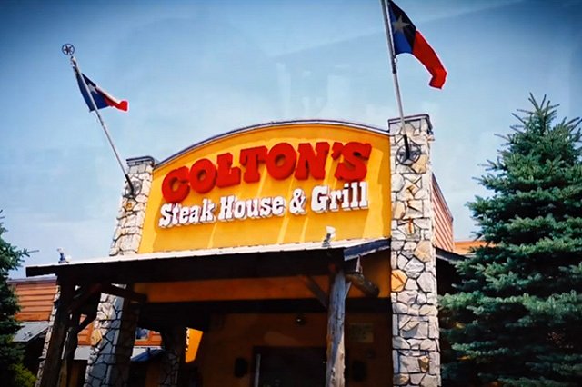 В США посетителей ресторана возмутил украинский флаг, вывешенный управляющим заведения