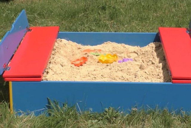 Неадекватный подросток разгромил детскую площадку в Екатеринбурге