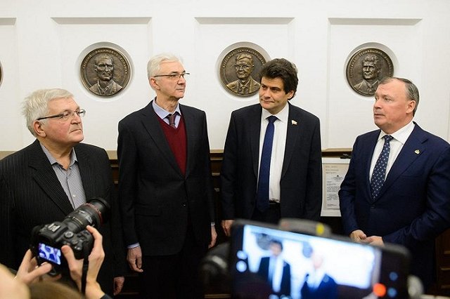 Барельеф Ройзмана* в мэрии дополнили табличкой «Иностранный агент»