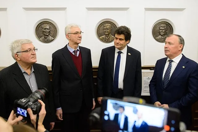 Барельеф Ройзмана* в мэрии дополнили табличкой «Иностранный агент»