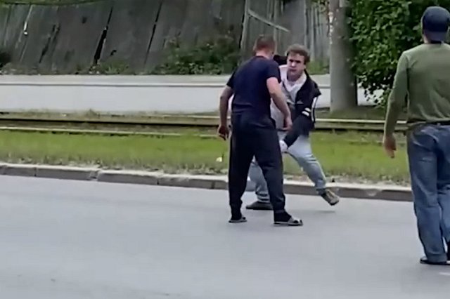 На Блюхера водители устроили драку посреди дороги