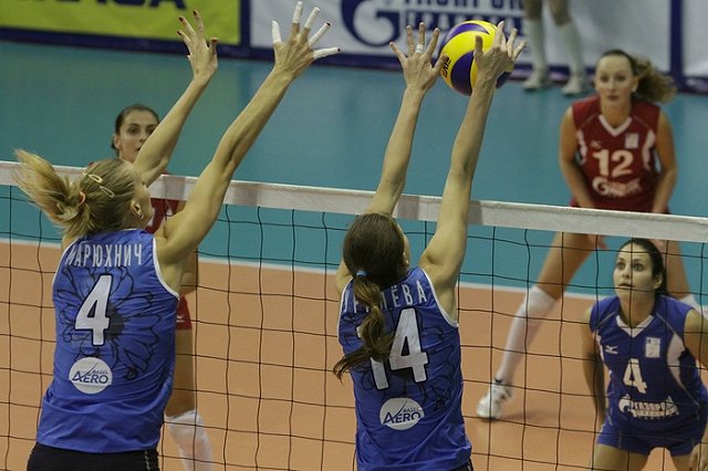 Турецкие фанаты забросали волейболисток «Динамо» мусором