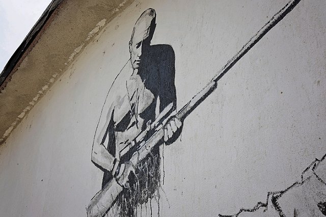 Путину подарили футболку с его портретом