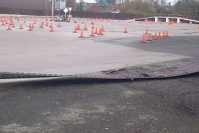 Курсантка автошколы в Екатеринбурге протаранила здание