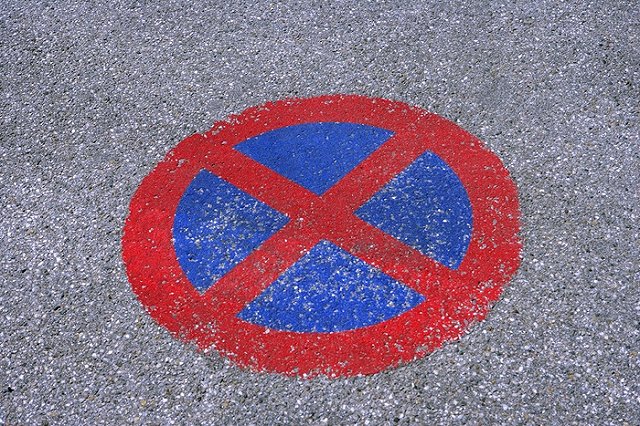 Сотрудники дипмиссии США на Гоголя продолжают парковаться на привычном месте