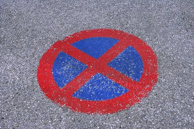 Сотрудники дипмиссии США на Гоголя продолжают парковаться на привычном месте