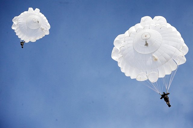 Британский военный испортил парашют своей жены, но, прыгнув, ей удалось выжить