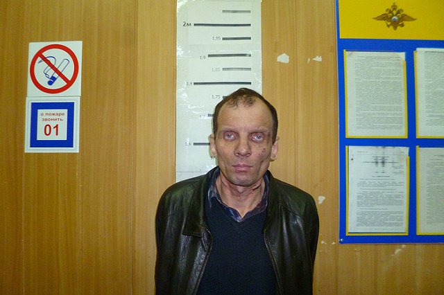 Чтобы не угодить за решетку преступник начал резать себя «розочкой»