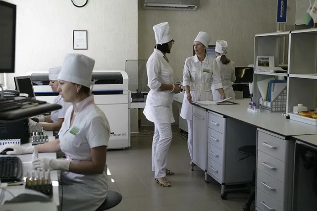 Журналисты «Ревизорро: Медицинно» устроили потасовку в свердловских клиниках