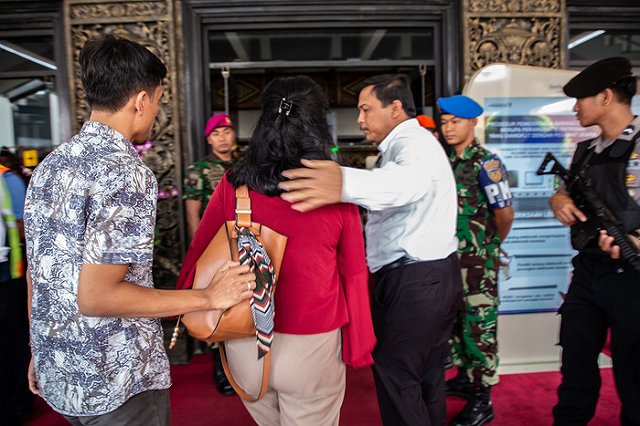 Все находившиеся на борту упавшего в Индонезии самолета погибли