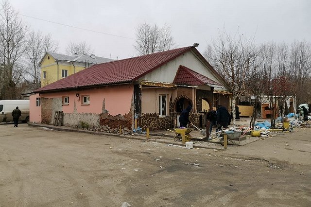 На Уралмаше сносят незаконно построенное кафе