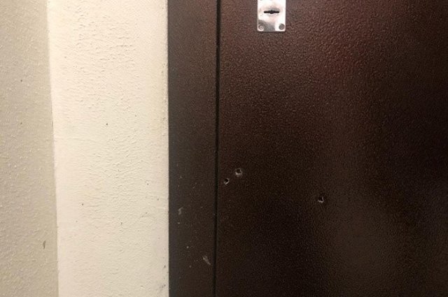 Парня, который украл четыре рулона обоев на ЖБИ, могли убить через дверь