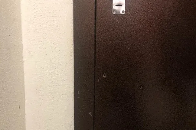 Парня, который украл четыре рулона обоев на ЖБИ, могли убить через дверь