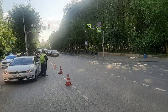 Мальчик-пешеход ударился головой о зеркало, выбежав под автомобиль в Екатеринбурге