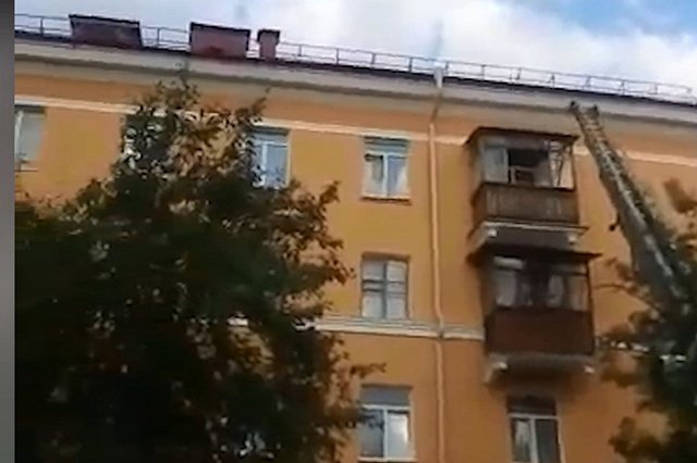 В Первоуральске пьяный мужчина сорвался с крыши дома