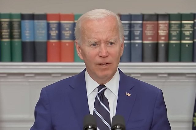 «Зайти в зал, сесть»: Байден «засветил» инструкции по поведению на публике