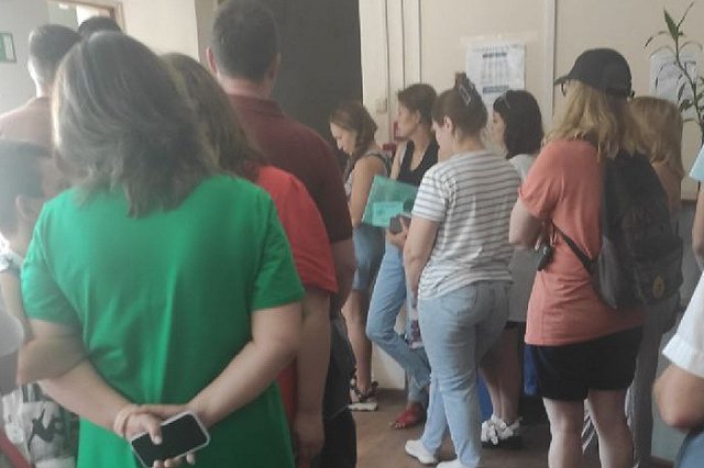 Стоим пять часов: екатеринбуржцы пожаловались на огромные очереди на получение загранпаспорта