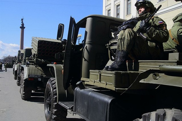 Подмявший легковушку на кольцевой автодороге БТР возвращался из учебного центра