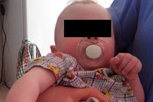 В Екатеринбурге в подъезде оставили коляску с младенцем