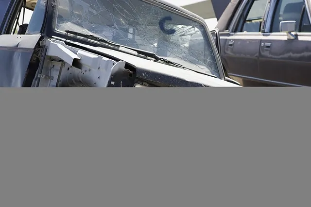 Автохлам начали использовать для рекламы в центре Челябинска