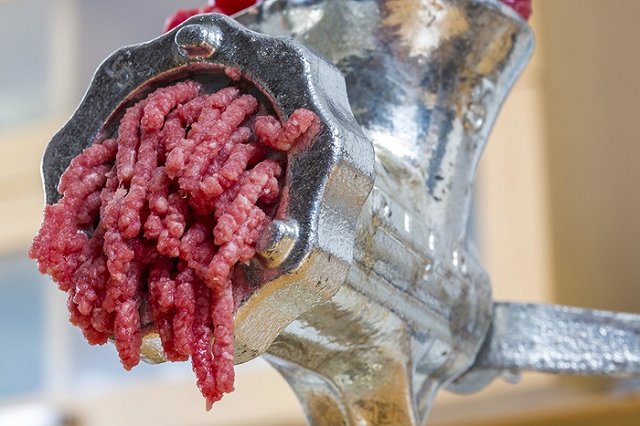 Житель Приморья перекрутил свою подругу на фарш