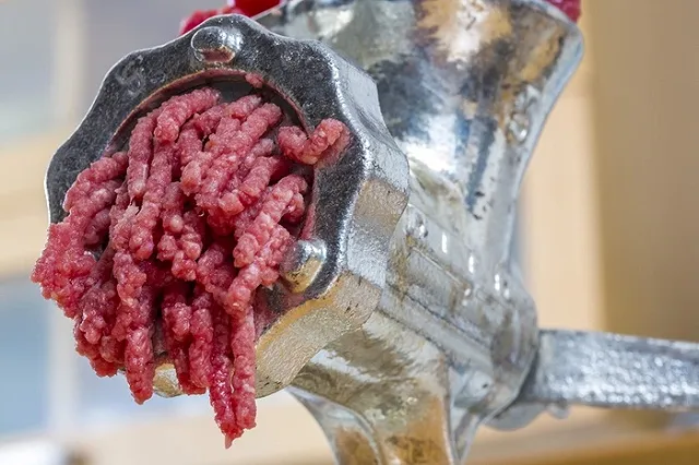 Житель Приморья перекрутил свою подругу на фарш