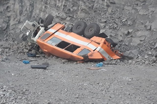 В Кузбассе при падении автобуса в обрыв погибли шесть человек